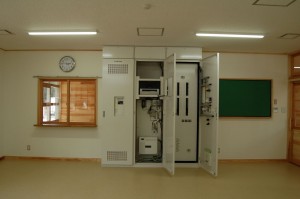 PC0011（職員室分電盤内部）